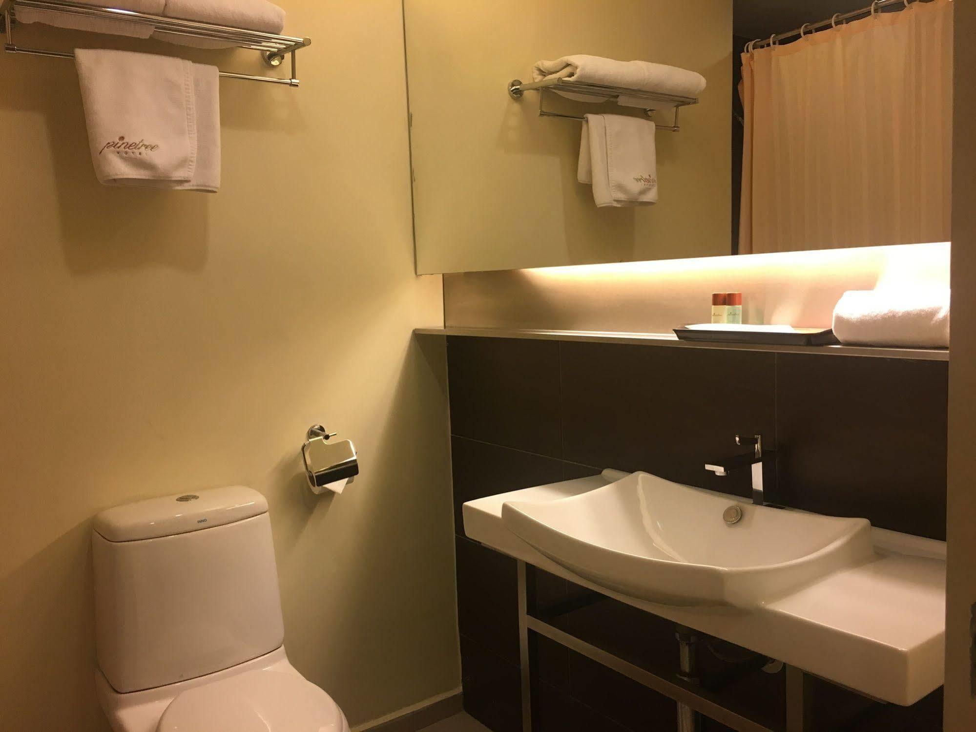 Pine Tree Hotel Batu Pahat Kültér fotó